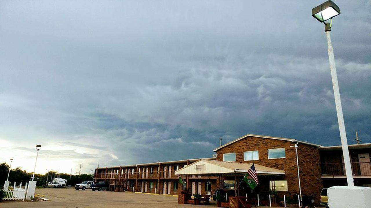 Kansas Country Inn Oakley Exterior photo