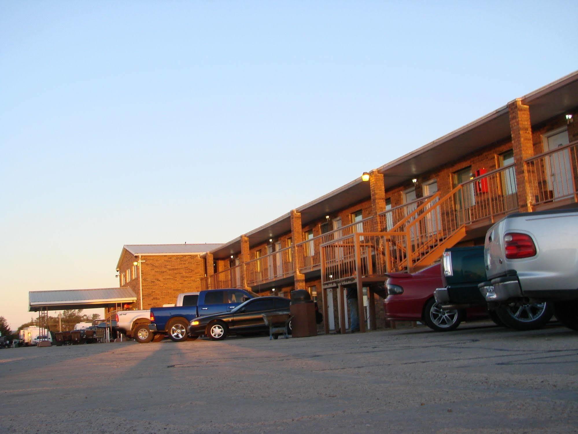 Kansas Country Inn Oakley Exterior photo