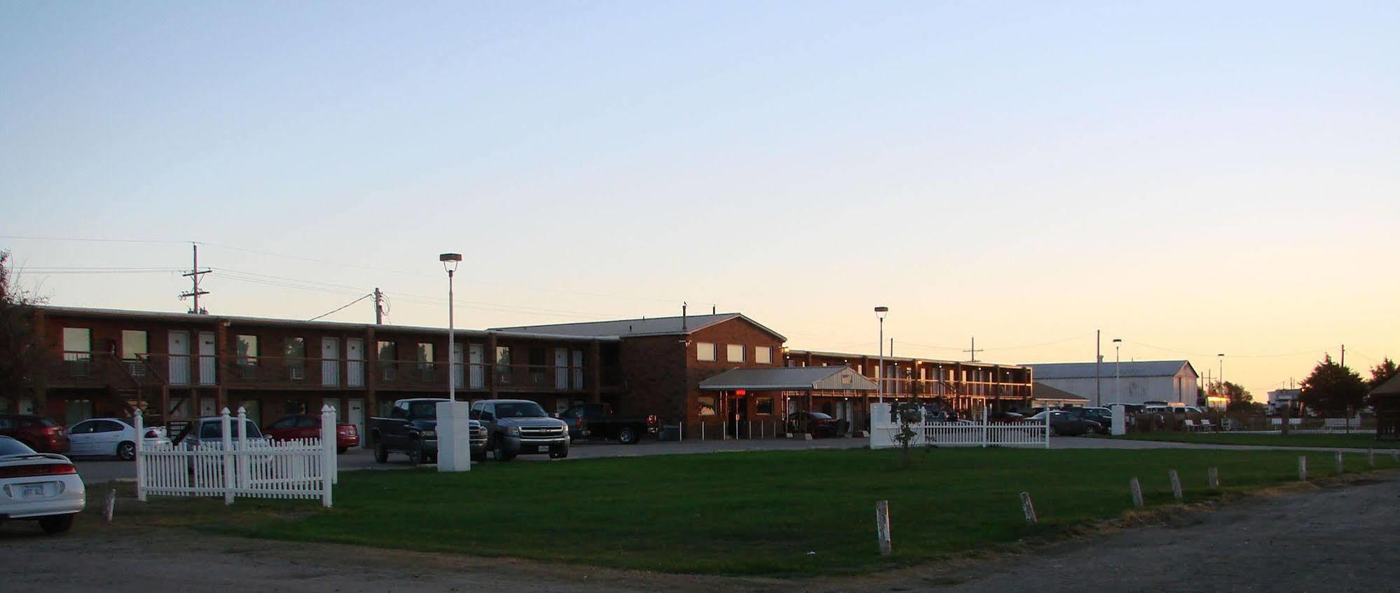 Kansas Country Inn Oakley Exterior photo